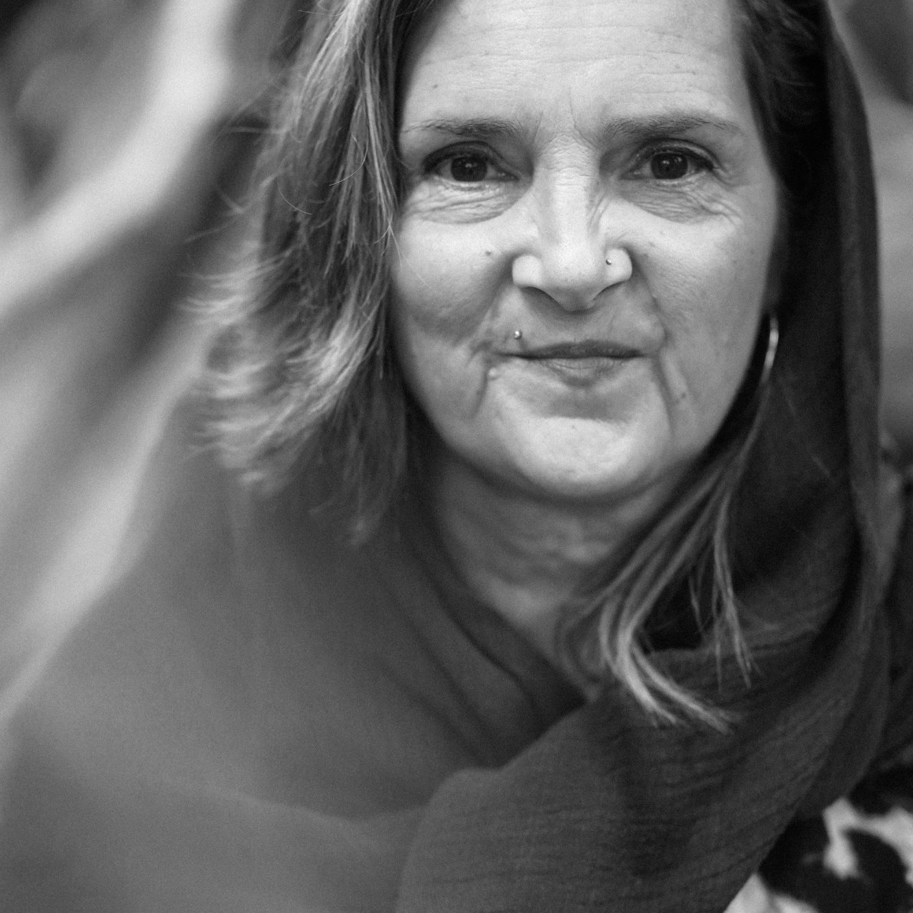 Bunte Trockenblumen mit Kerzen und unscharfen Lichtern im Hintergrund.