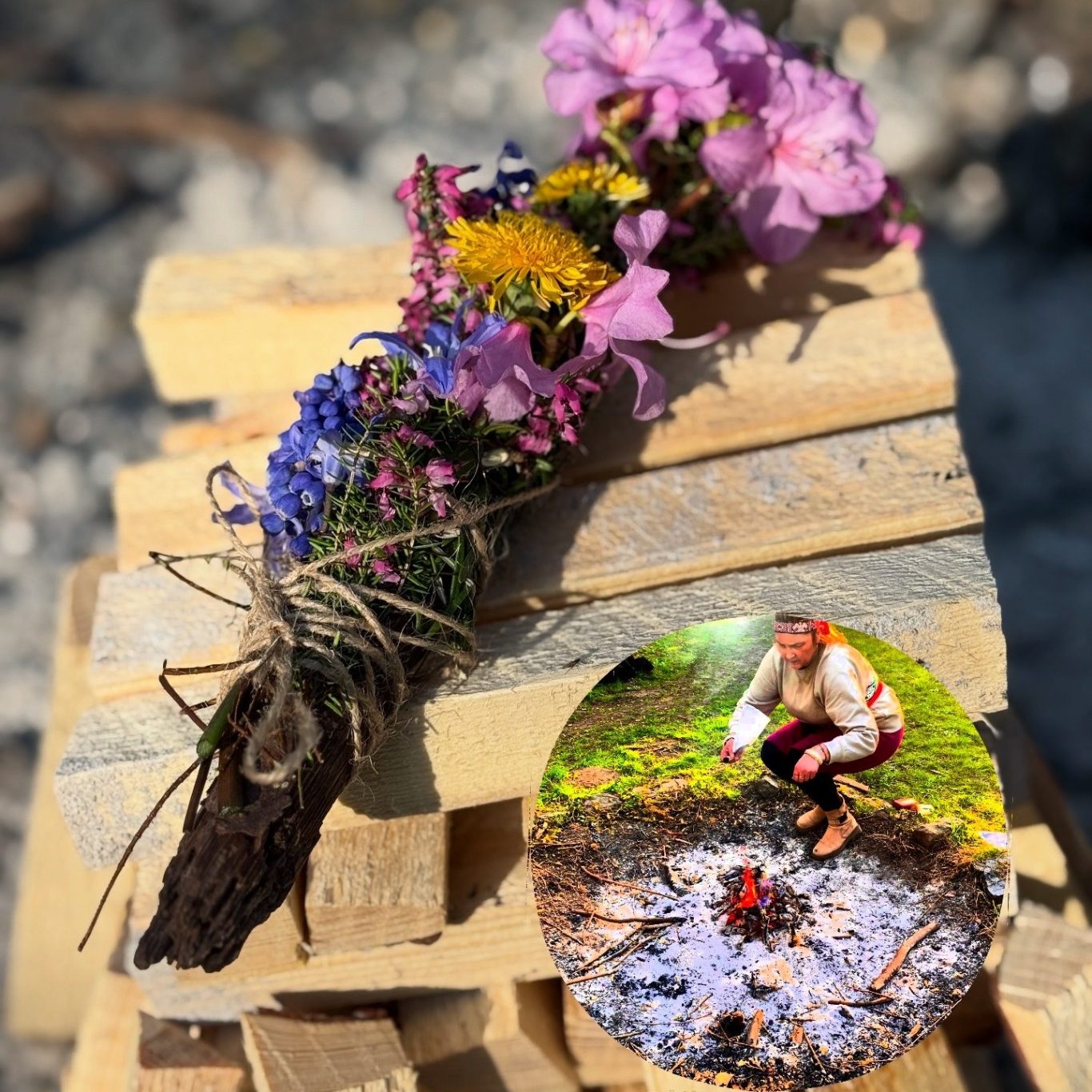 Bunte Trockenblumen mit Kerzen und unscharfen Lichtern im Hintergrund.