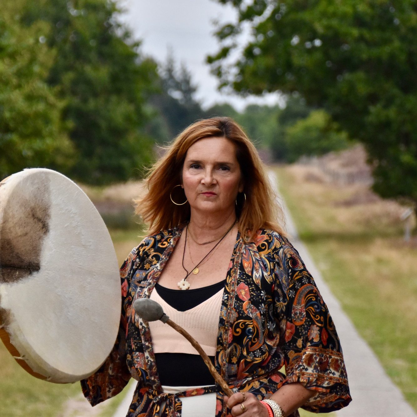 Bunte Trockenblumen mit Kerzen und unscharfen Lichtern im Hintergrund.