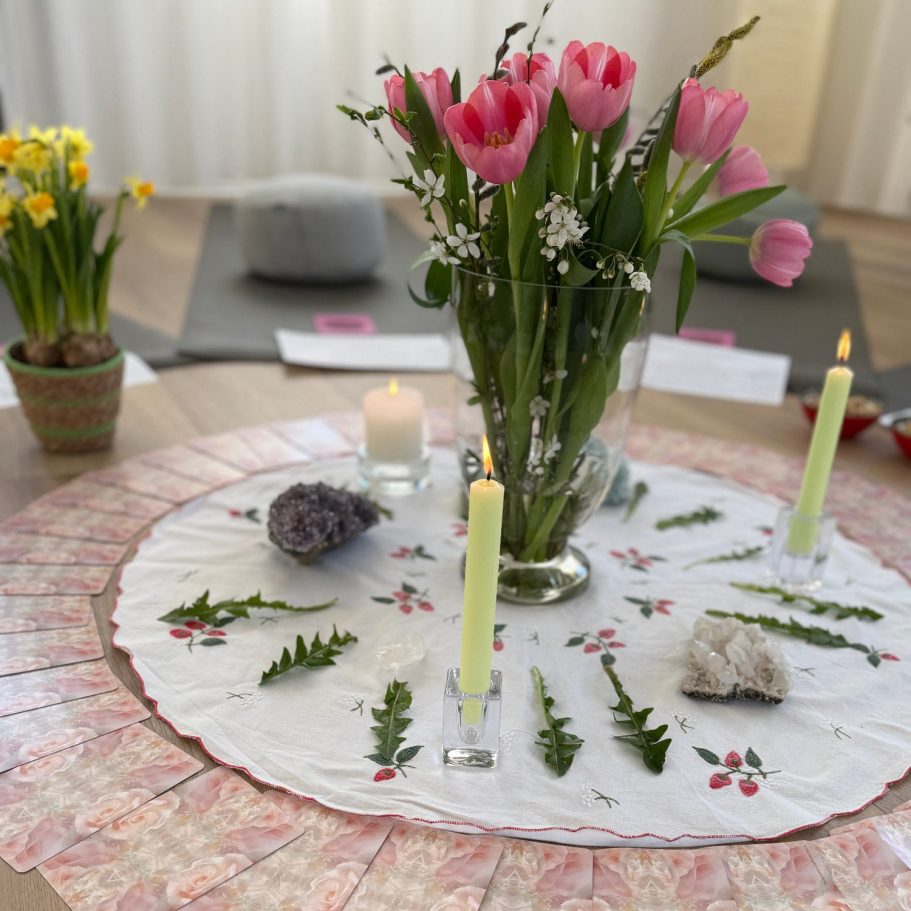 Portrait einer lächelnden Frau mit langen, braunen Haaren und dunklem Kopftuch.