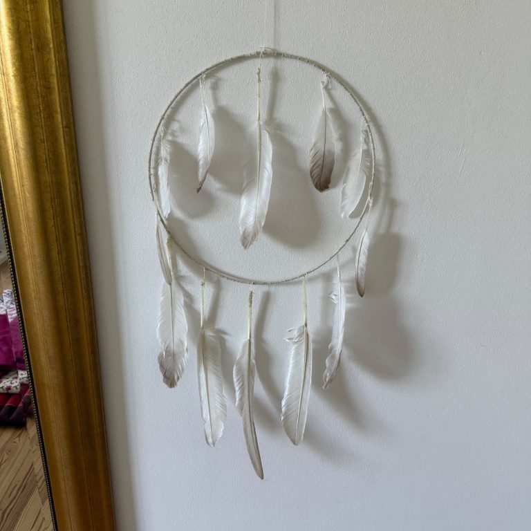 Eine Checkliste auf einem Clipboard mit abgehakten Optionen und einem Bleistift.