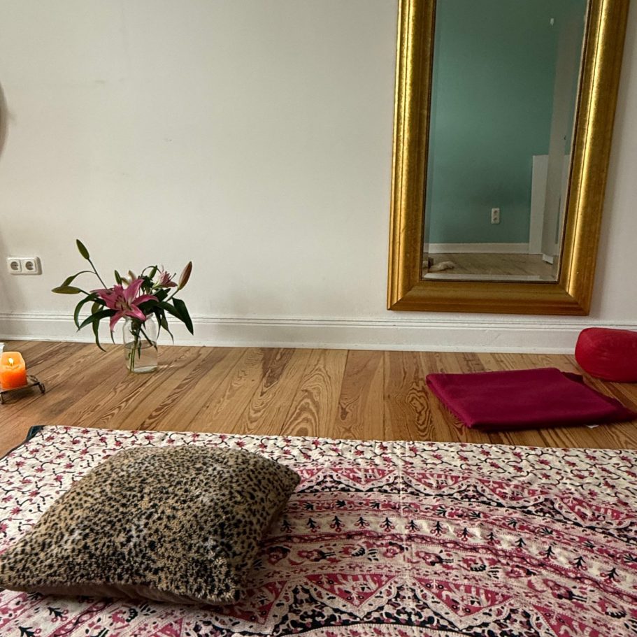 Zwei Tassen Tee auf einem bunten Tisch mit Früchten und frischen Kräutern.